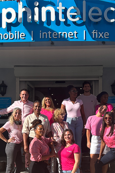 L'équipe de Dauphin Telecom habillée pour Octobre Rose